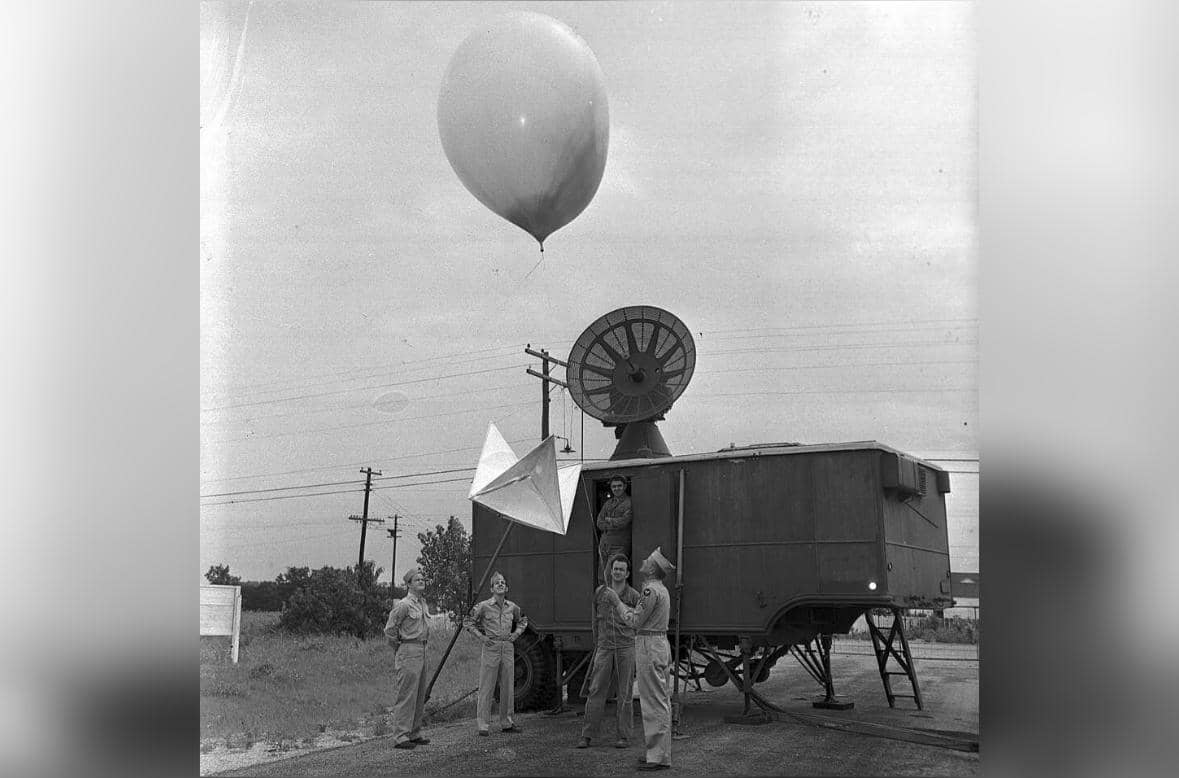 Para penerbang di Pangkalan Udara Angkatan Darat Fort Worth dengan balon cuaca, pada 07/11/1947
