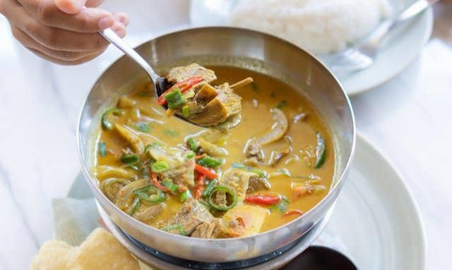 Doās and Donāts Memasak Gulai Kambing yang Sedap nan Aromatik