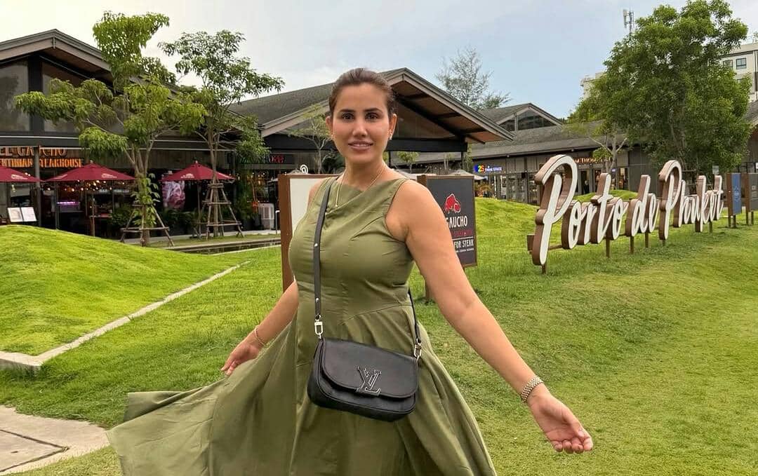 9 Potret Sonnalli Seygall Liburan di Thailand, Seru Main Sama Gajah