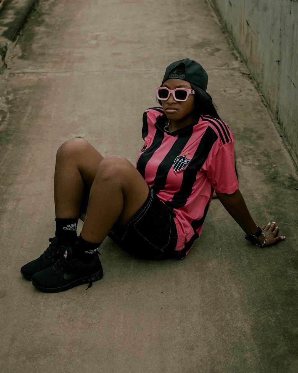 ilustrasi perempuan tampil edgy dengan jersey
