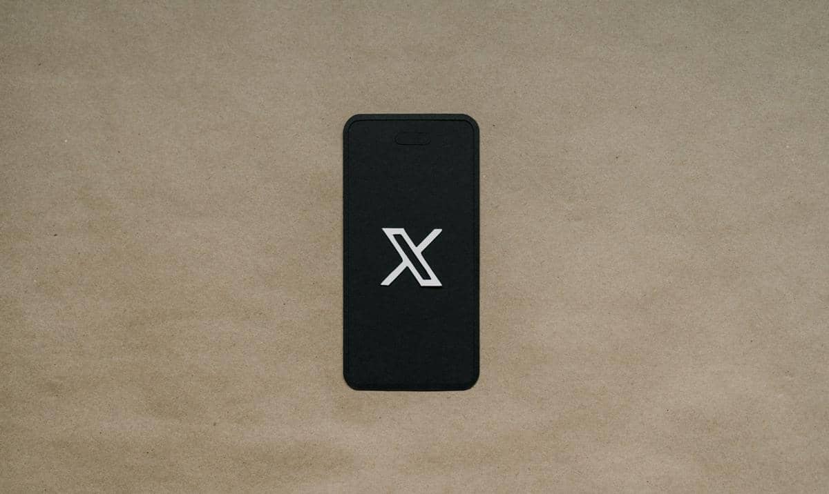 ilustrasi logo X di HP