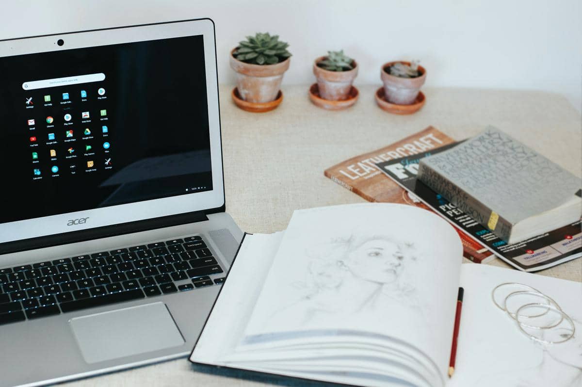 Chromebook di atas meja
