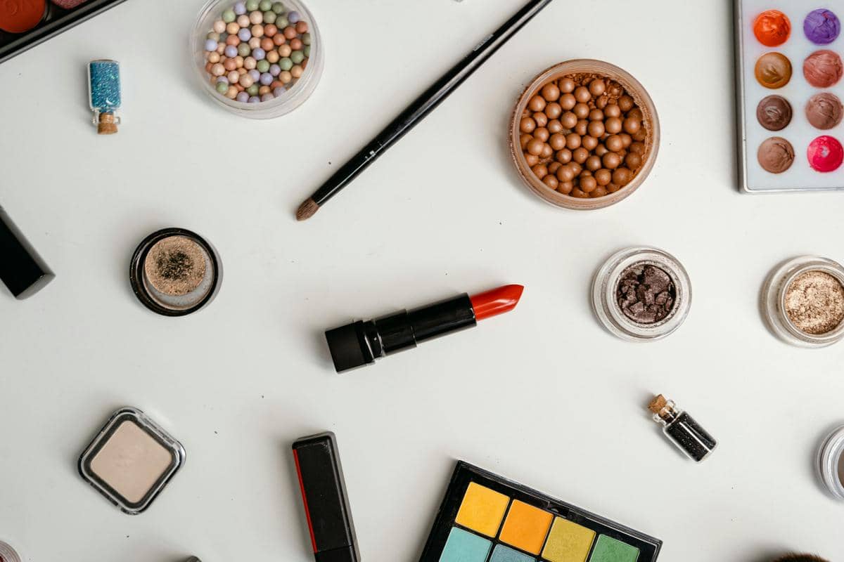 ilustrasi produk makeup/kosmetik di atas meja putih (MART PRODUCTION)
