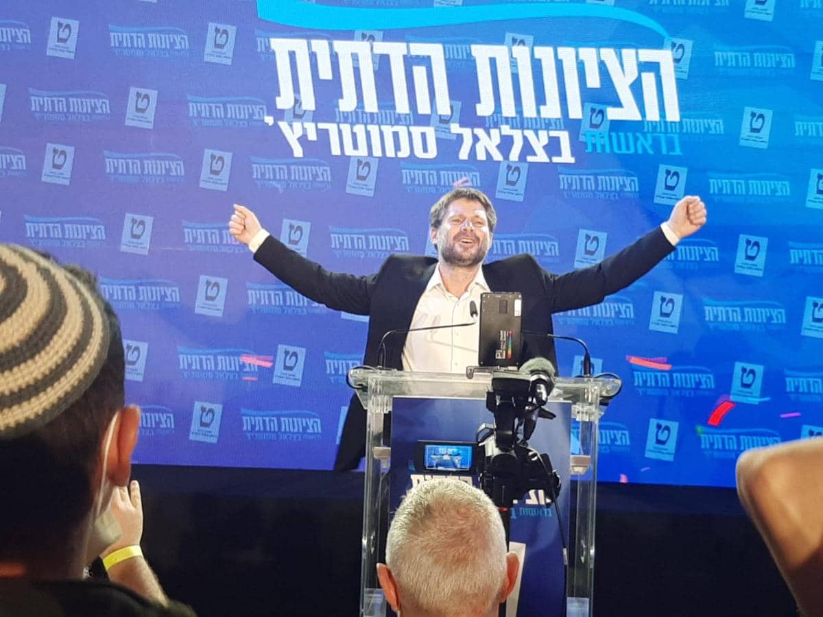 Bezalel Smotrich sedang berpidato.