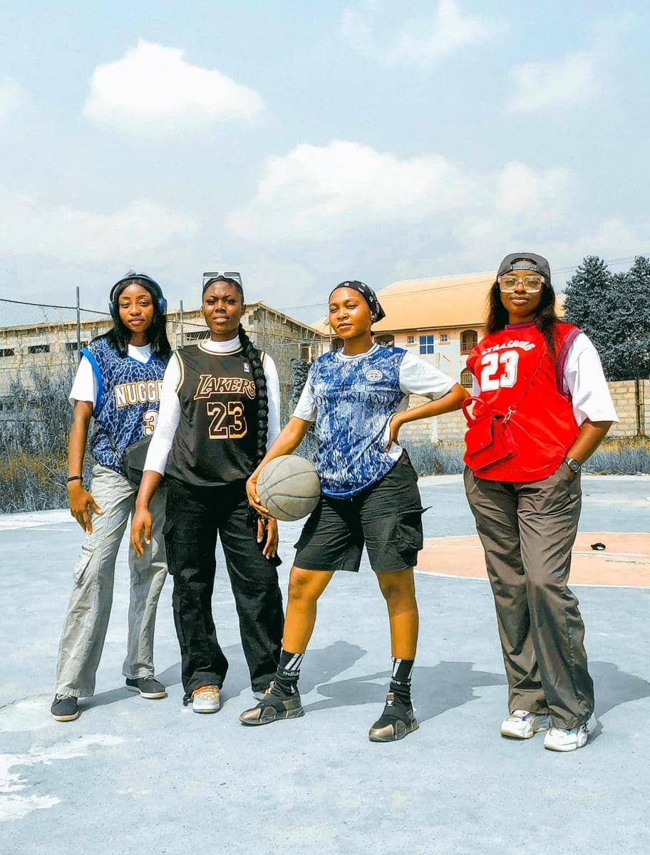 ilustrasi sekelompok perempuan memakai jersey dan cargo pants
