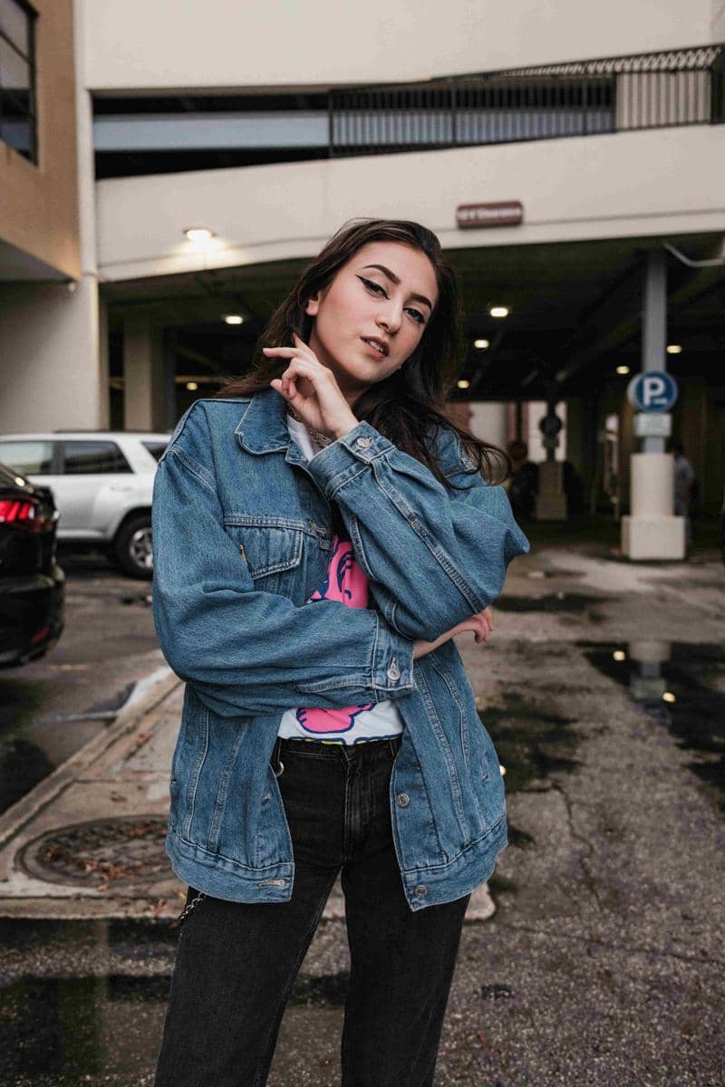 ilustrasi perempuan menggunakan denim jacket