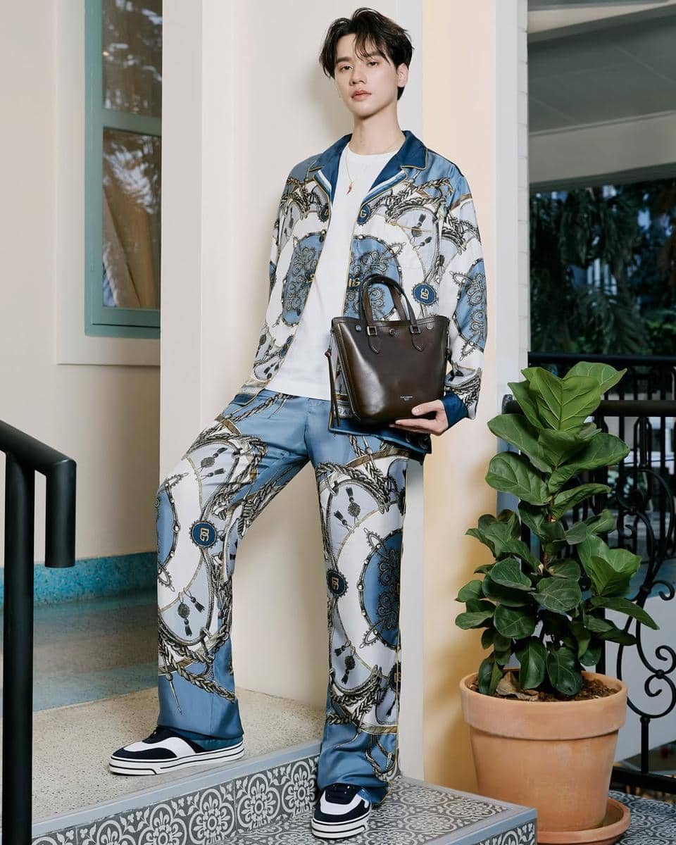 Outfit Pakai Tas ala Keng Harit