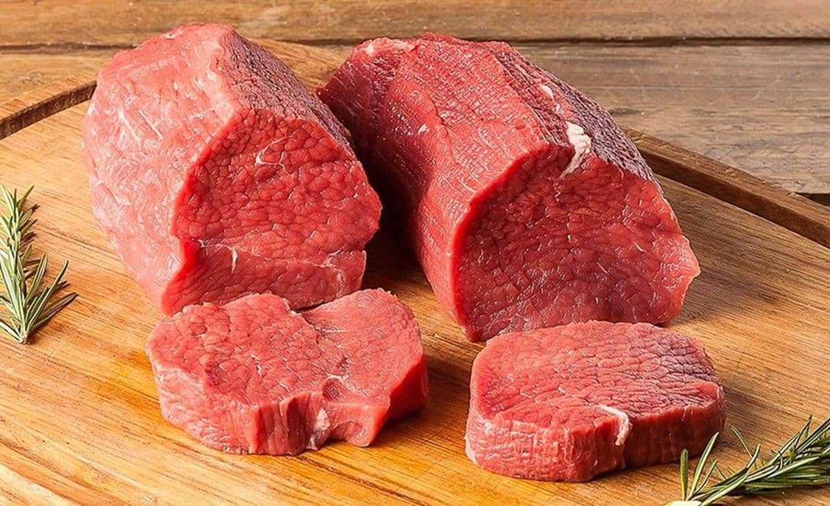 Daging sapi kurban yang akan diolah menjadi sop daging