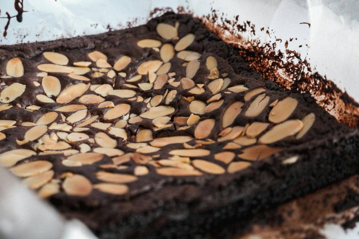 Resep Brownies Almond Slice Super Nyokelat, Camilan Simpel untuk Bersantai