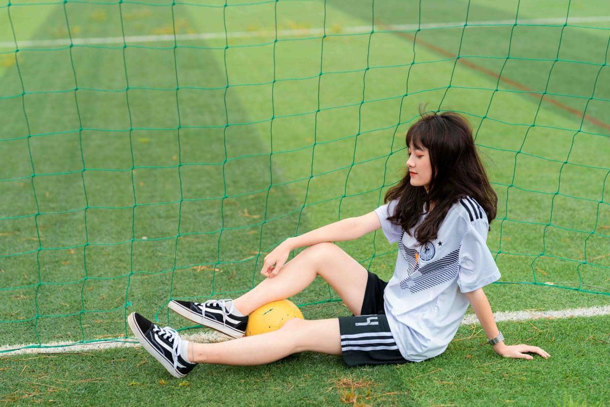 6 Fashion Item yang Cocok Dipadu dengan Jersey Bola, Makin Stylish!
