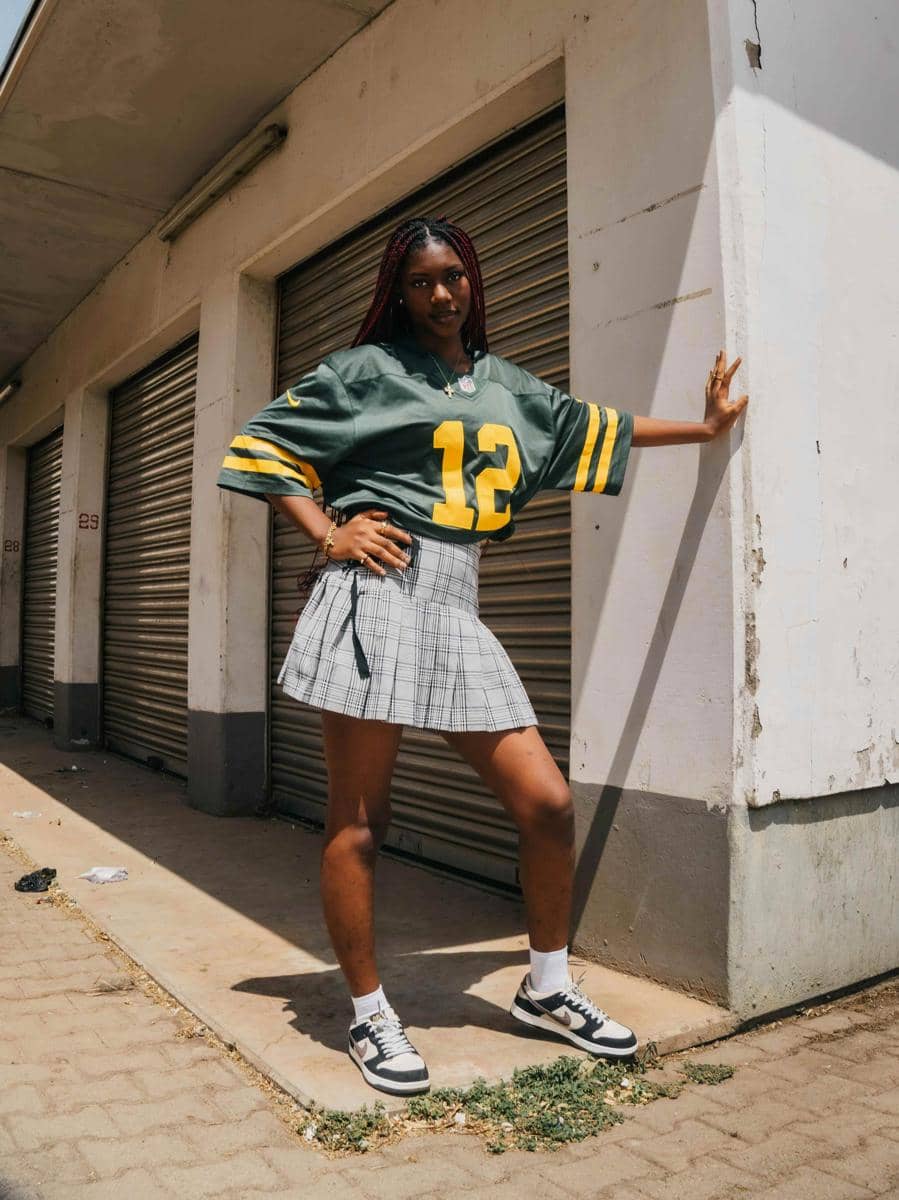 ilustrasi perempuan menggunakan jersey dan mini skirt