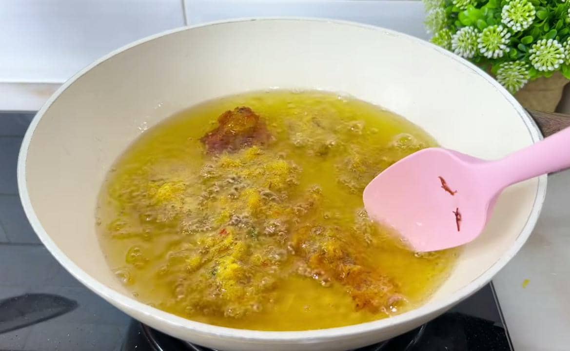 ilustrasi menggoreng dendeng ragi 
