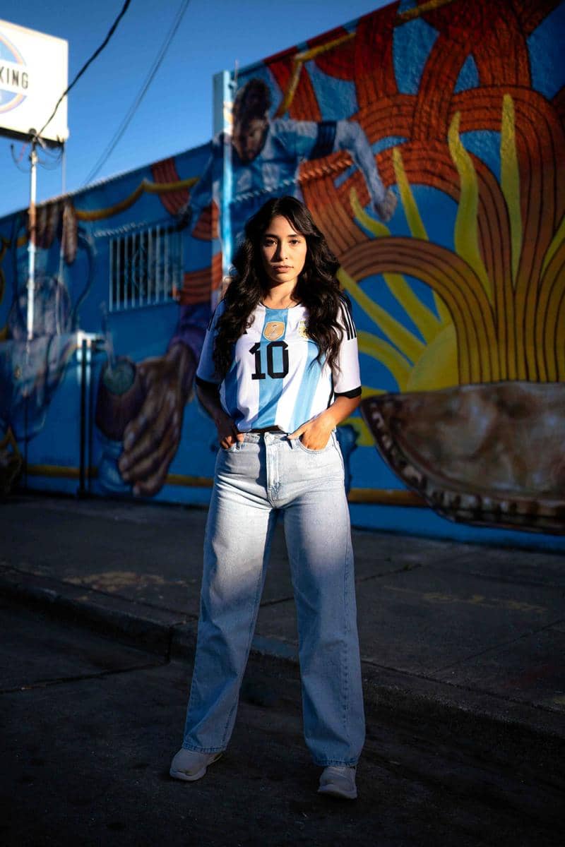 ilustrasi perempuan memakian jersey dan wide leg jeans