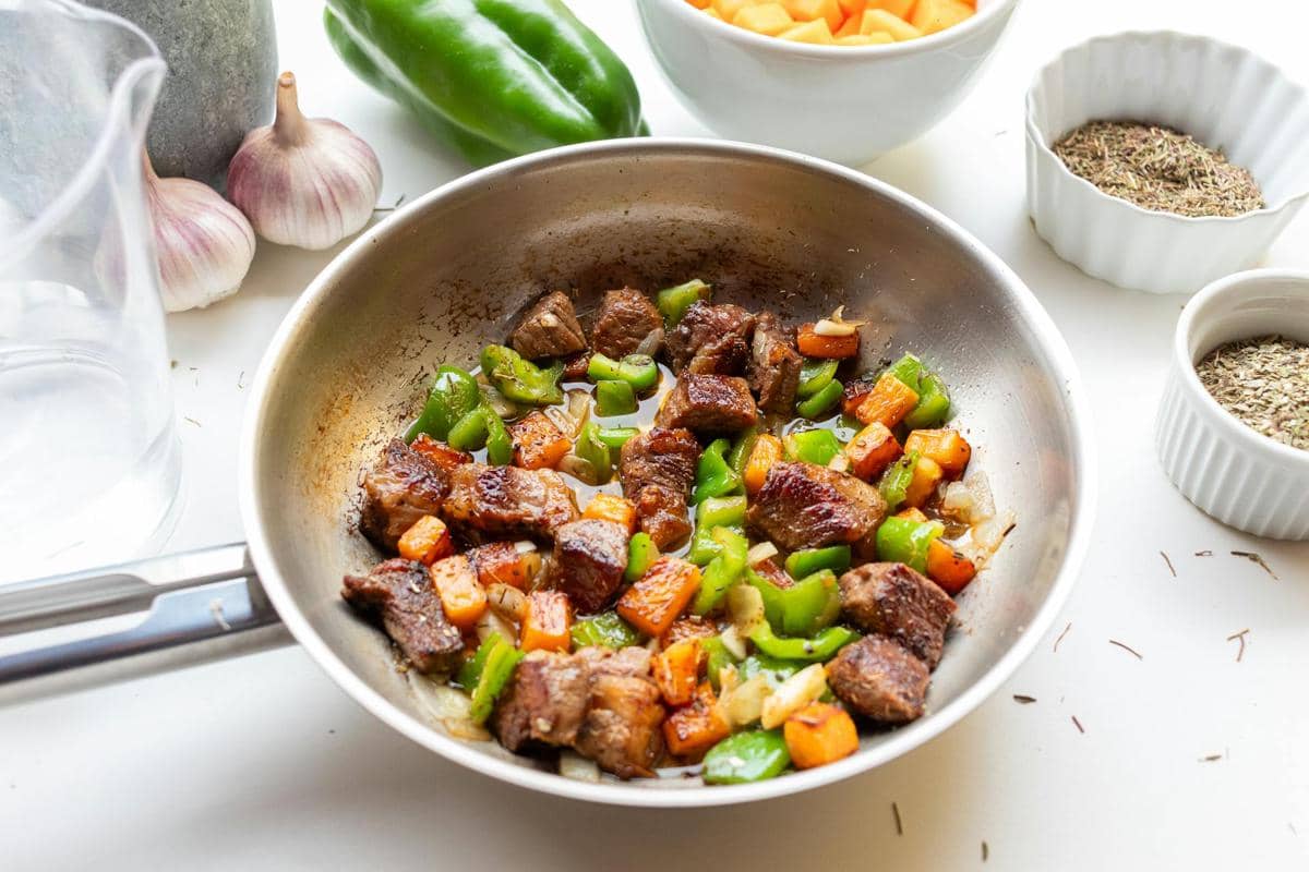 ilustrasi menumis daging