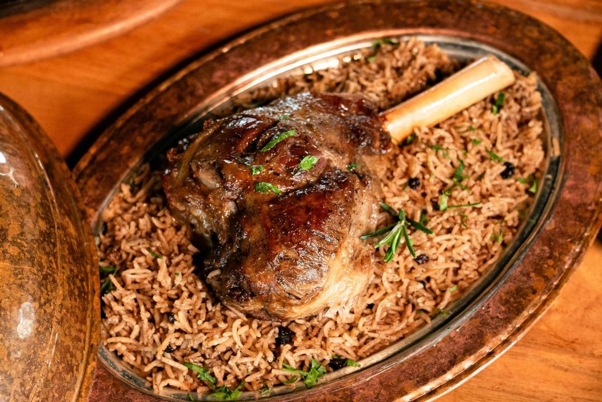 ilustrasi nasi kabsah daging sapi