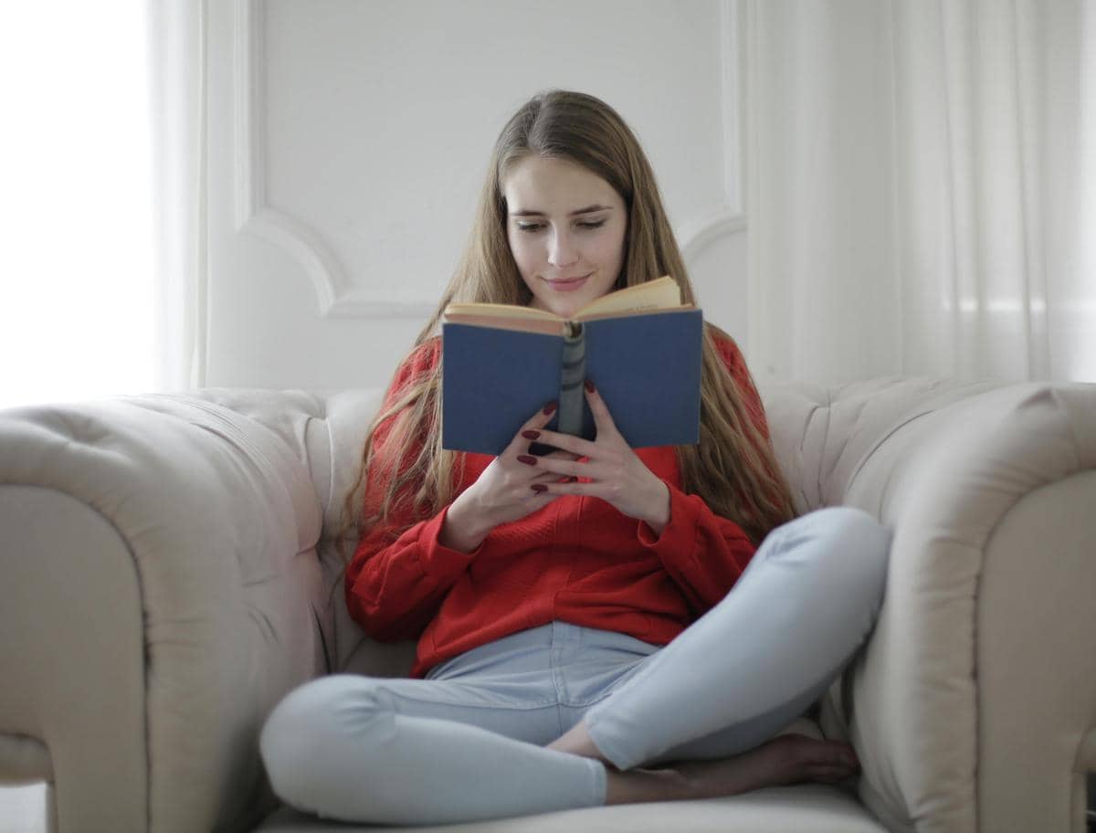 Merasa bahagia saat membaca kisah dalam buku
