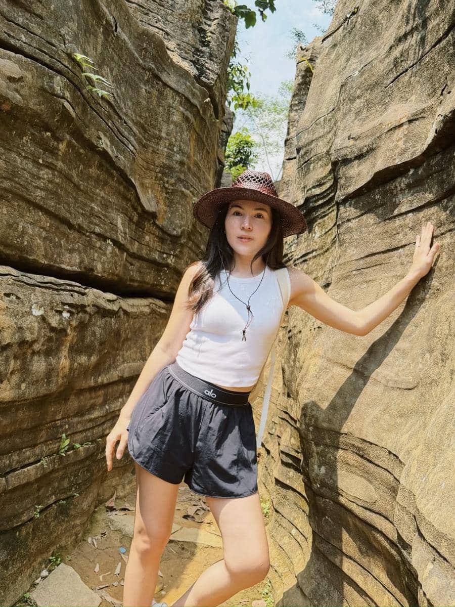 Olivia Jensen tracking ke Goa Agung Garunggang di Sentul