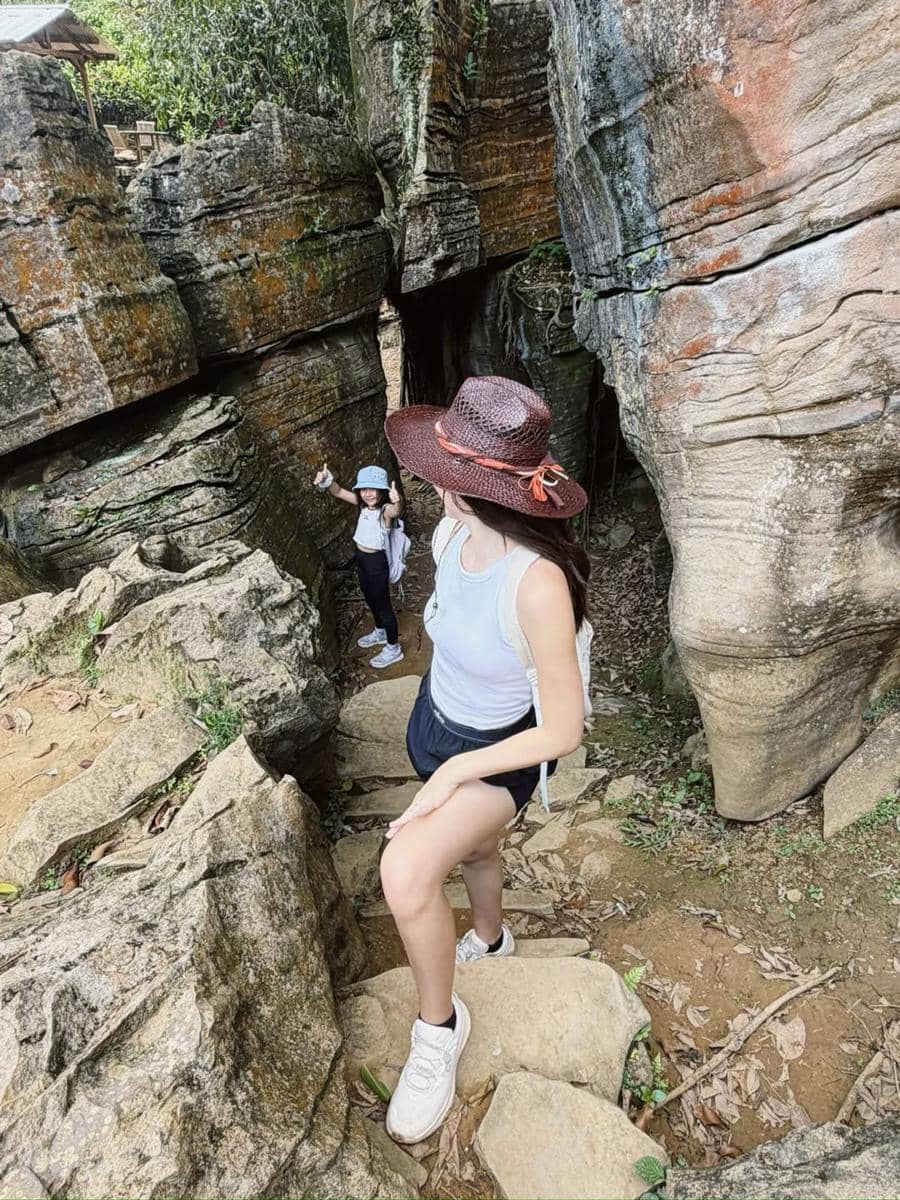 Olivia Jensen tracking ke Goa Agung Garunggang di Sentul