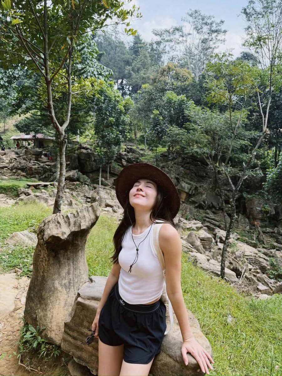 Olivia Jensen tracking ke Goa Agung Garunggang di Sentul