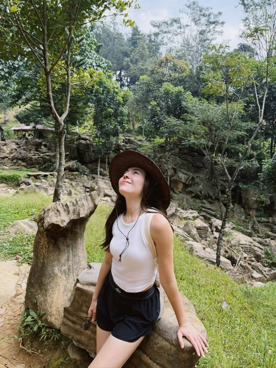Olivia Jensen tracking ke Goa Agung Garunggang di Sentul