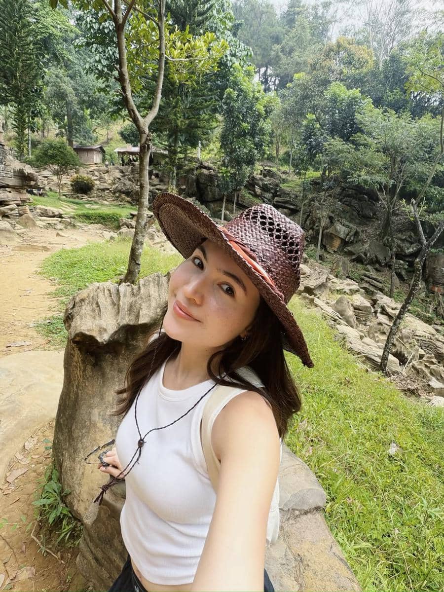 Olivia Jensen tracking ke Goa Agung Garunggang di Sentul