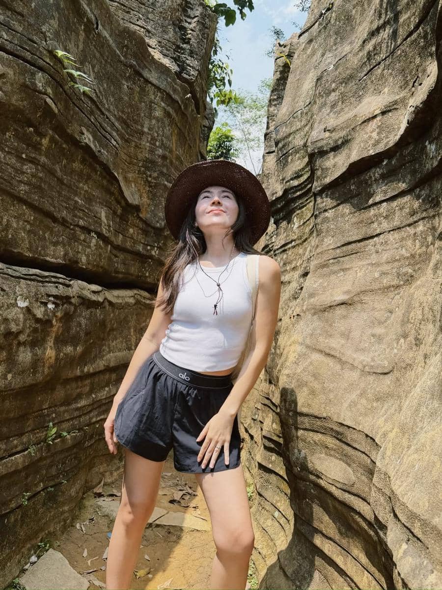 Olivia Jensen tracking ke Goa Agung Garunggang di Sentul