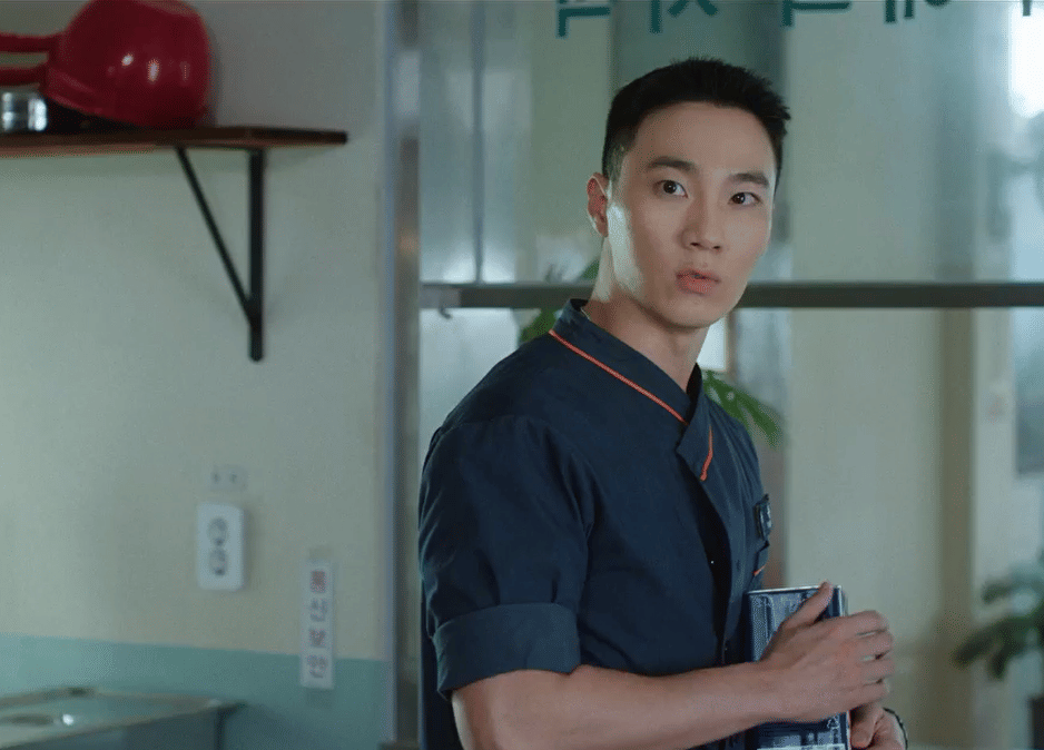 5 Patah Hati Dong Hyun di Episode 4 The Legend of Kitchen Soldier