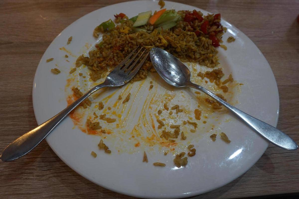 ilustrasi membuang makanan