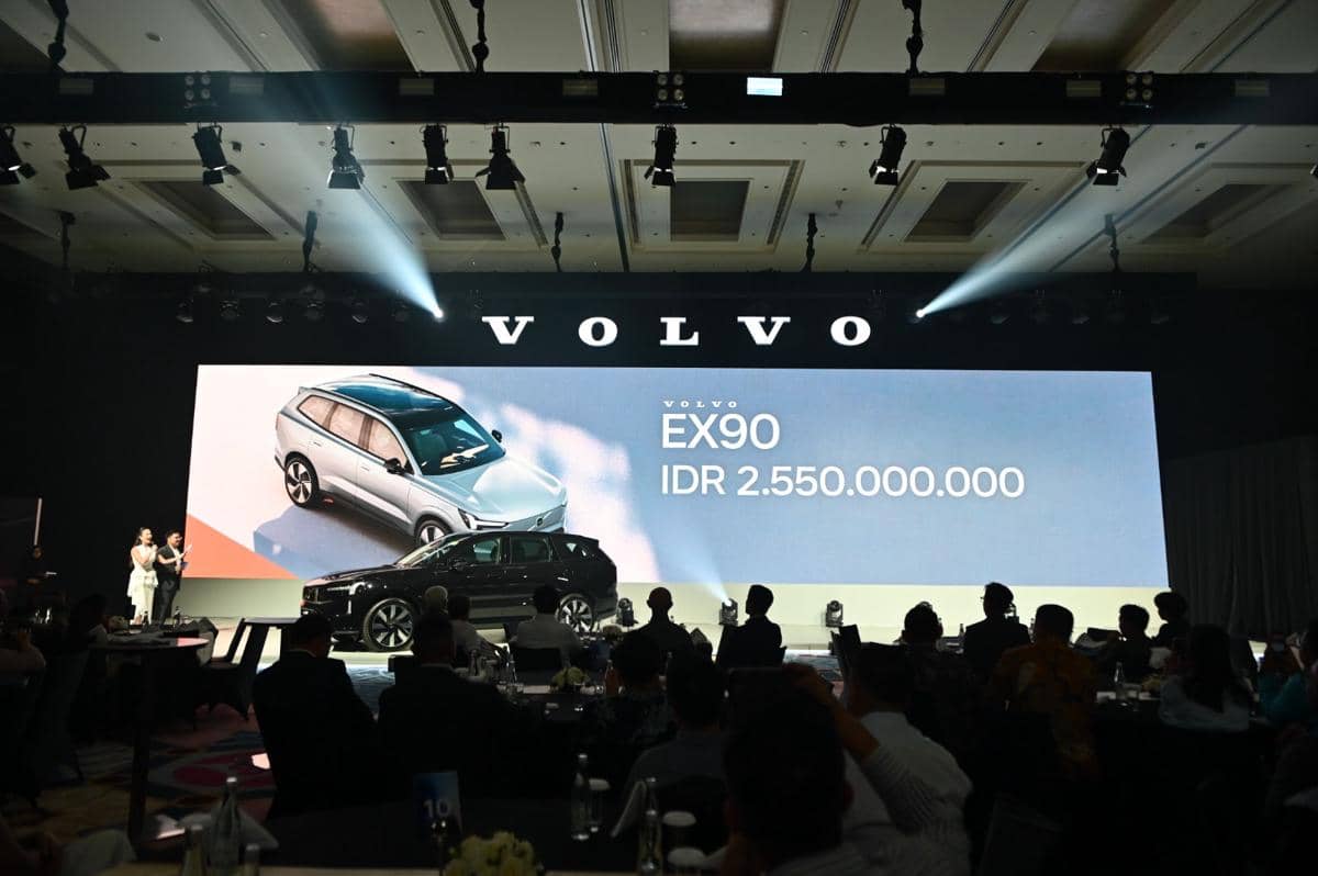 Peluncuran mobil listrik Volvo EX90 dengan harga Rp2,55 miliar di sebuah acara resmi dengan layar besar menampilkan detail kendaraan.