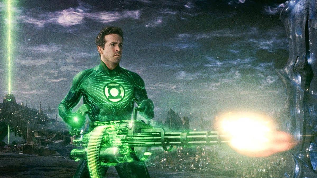 Seorang karakter berseragam hijau dengan simbol cincin energi menembakkan senjata cahaya hijau di latar kota futuristik.