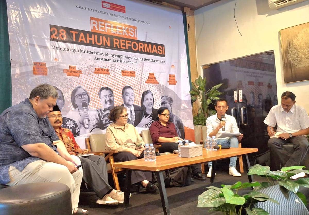 Refleksi 28 Tahun Reformasi: Militerisme Menguat, Demokrasi Menyempit