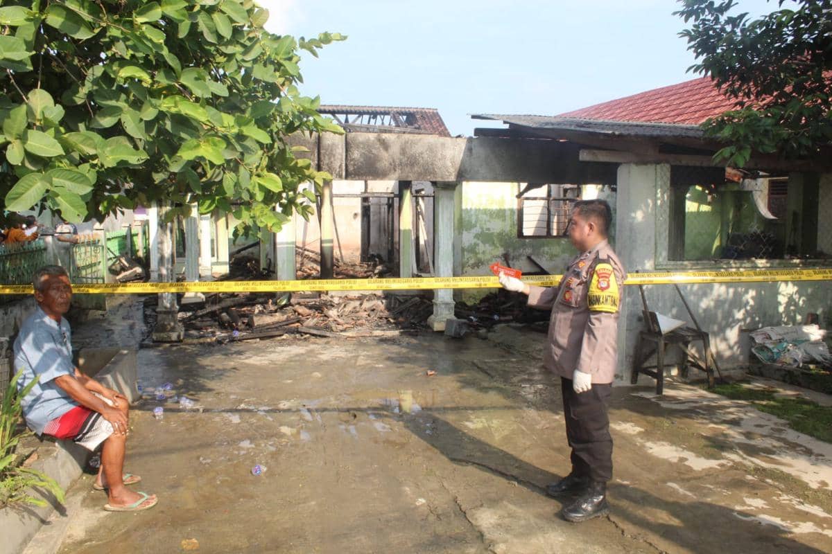 Diduga Korsleting Isi Baterai HP, Rumah ASN Pringsewu Ludes Terbakar