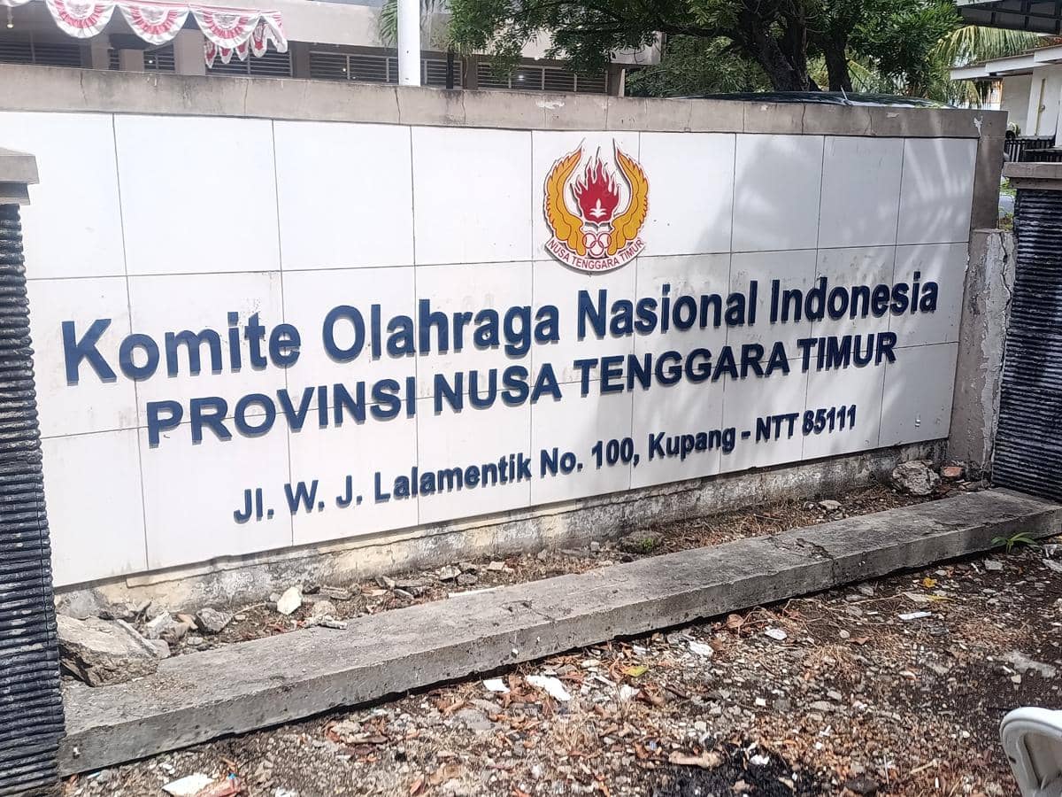 Tampak depan Kantor Komite Olahraga Nasional Indonesia Provinsi Nusa Tenggara Timur di Jalan W. J. Lalamentik, Kupang.