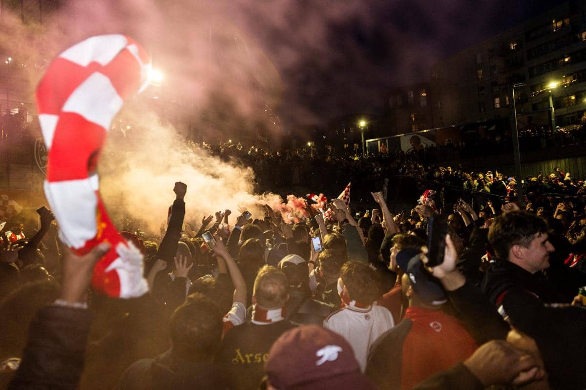 Suporter Arsenal merayakan gelar Premier League musim 2025/26 di London (AFP / Brook Mitchell)