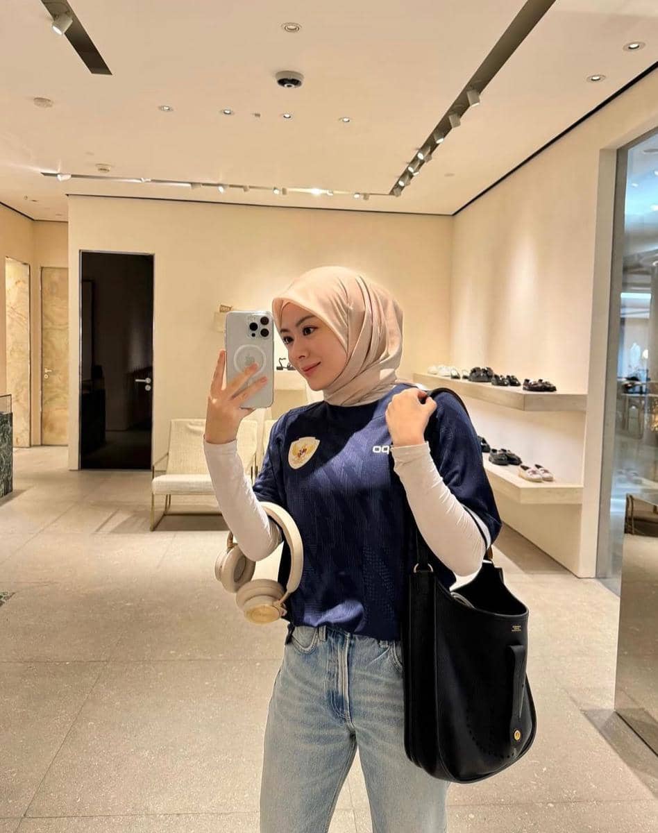Outfit nobar piala dunia untuk cewek berhijab