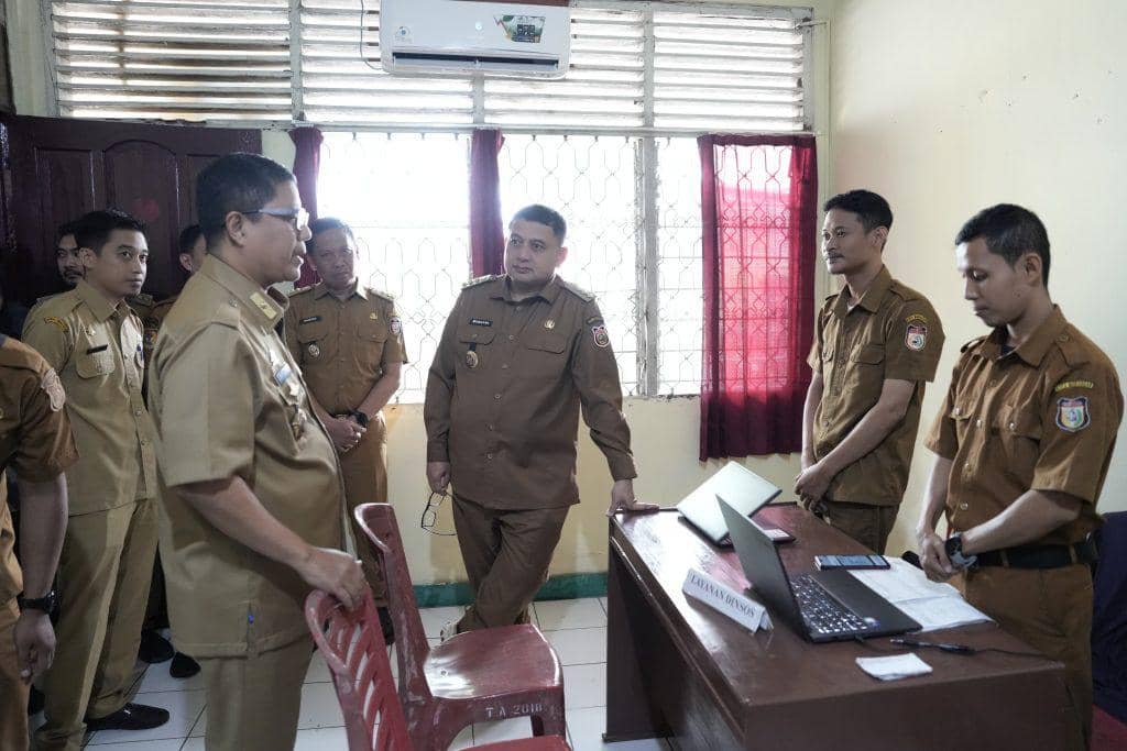 Wali Kota Makassar Munafri Arifuddin (tengah) saat meninjau Unit Pelayanan Kecamatan Biringkanaya, Selasa (19/5/2026). (Dok. Humas Pemkot M