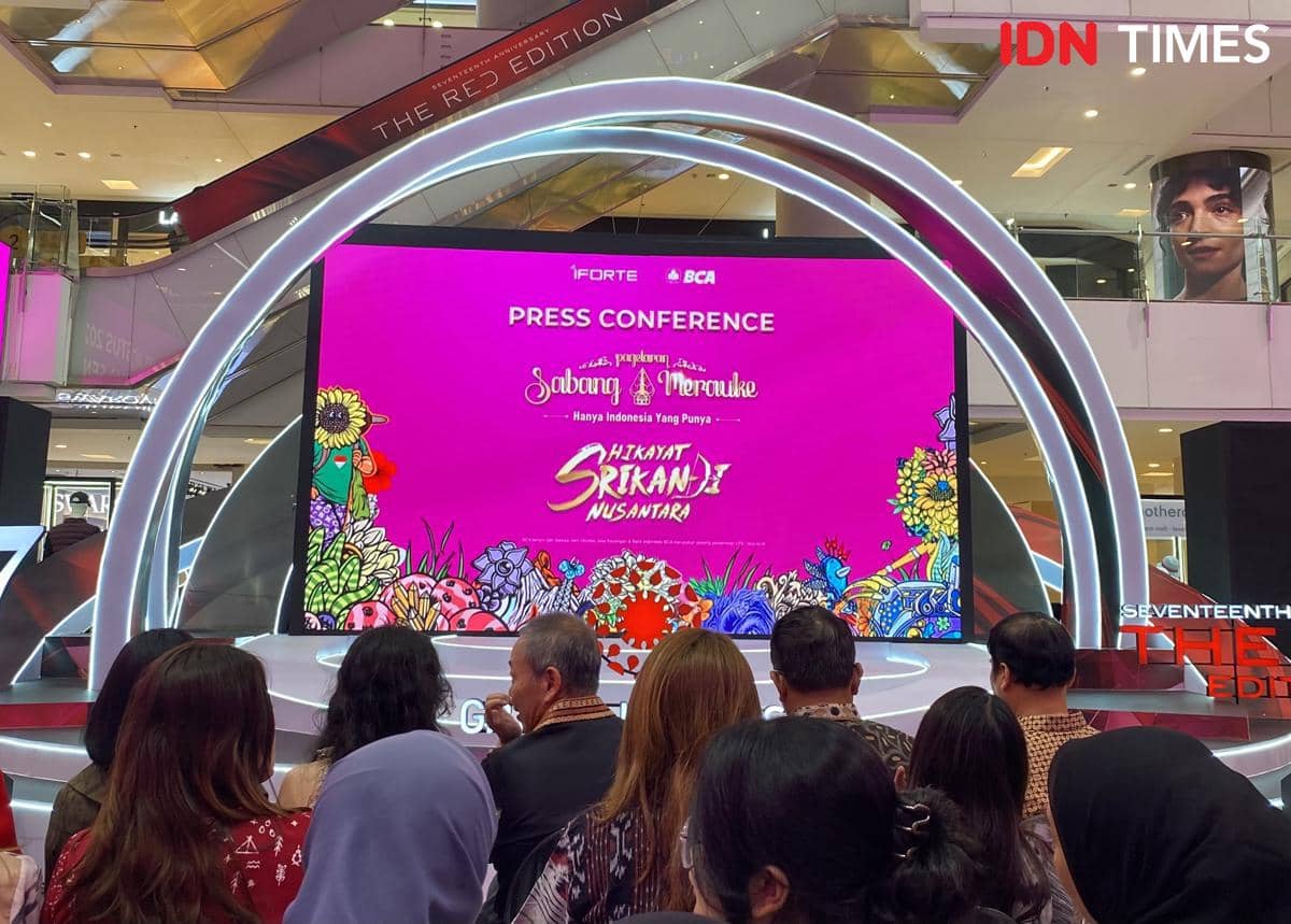 Suasana konferensi pers Pagelaran Sabang Merauke 2026 di Main Atrium Grand Indonesia dengan layar besar berwarna merah muda dan dekorasi bunga.