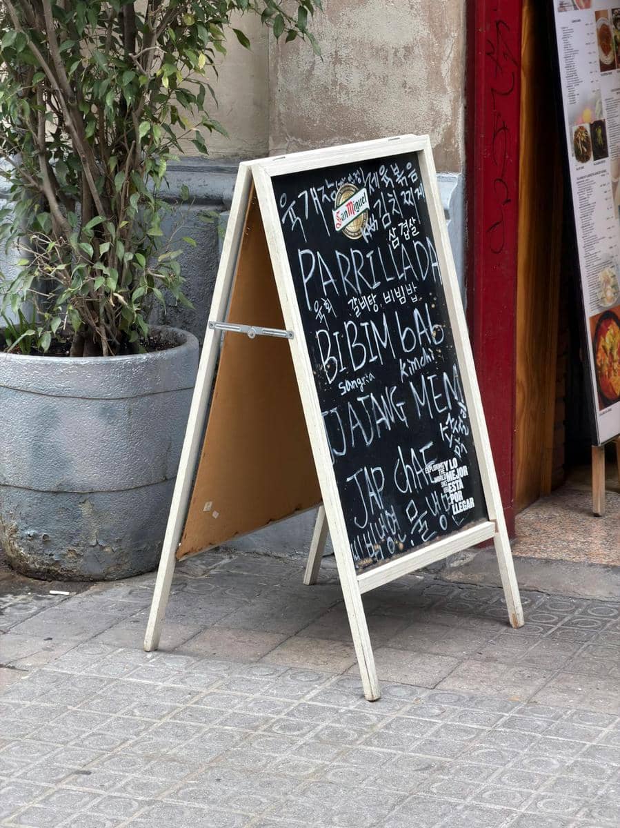 Ilustrasi standing menu (pexels.com/Marc Barcelona)