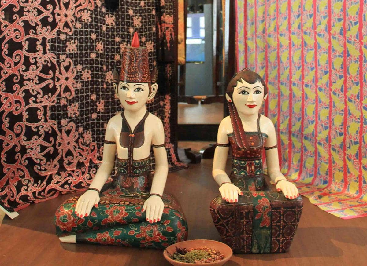 Sejarah Patung Loro Blonyo dan Filosofi di Balik Bentuk Pengantin Jawa