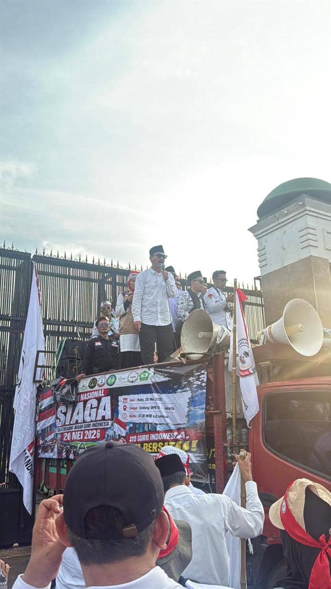 Pembina PB PGSI (Pengurus Besar Persatuan Guru Seluruh Indonesia), Muh. Zen Adv, selaku koordinator steering committee audiensi di DPR RI. (