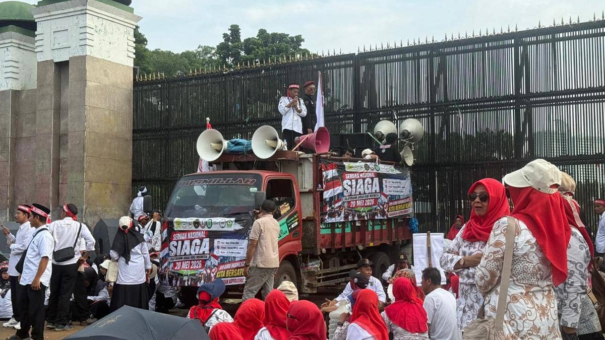 Pembina PB PGSI (Pengurus Besar Persatuan Guru Seluruh Indonesia), Muh. Zen Adv, selaku koordinator steering committee audiensi di DPR RI. (