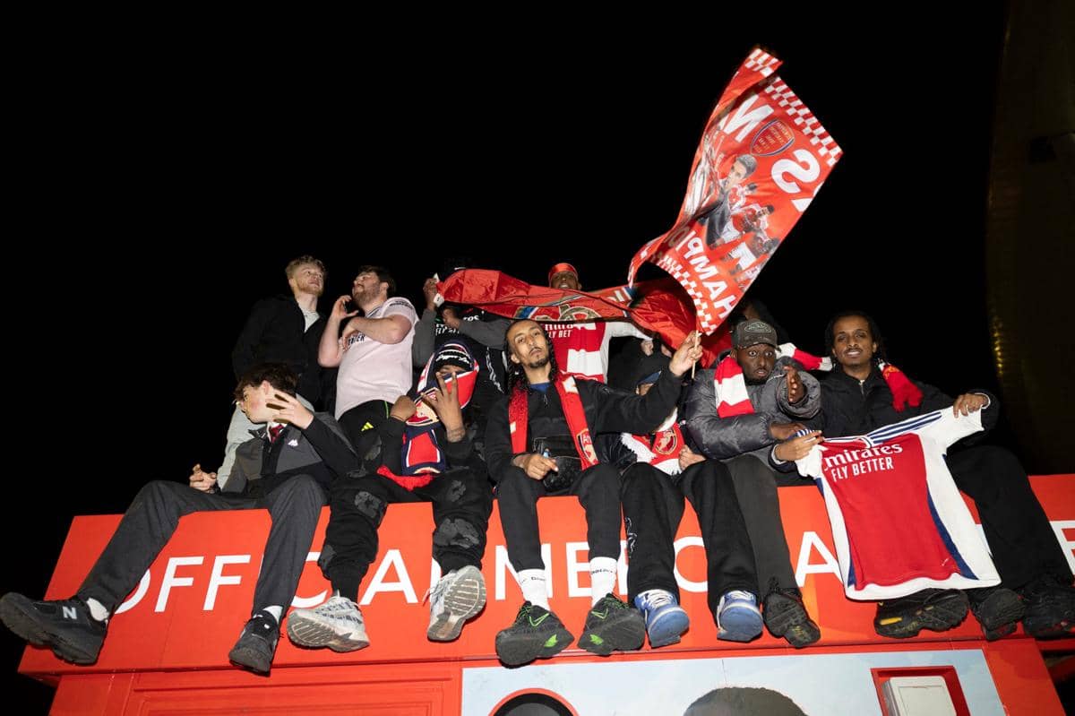 Suporter Arsenal merayakan gelar Premier League musim 2025/26 di London (AFP / Brook Mitchell)