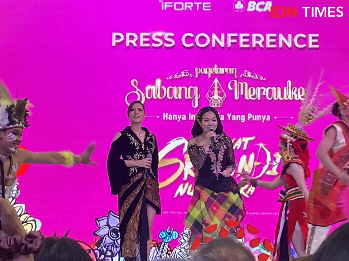Dua pembawa acara mengenakan busana tradisional tampil di atas panggung saat konferensi pers Pagelaran Sabang Merauke 2026 di Grand Indonesia.