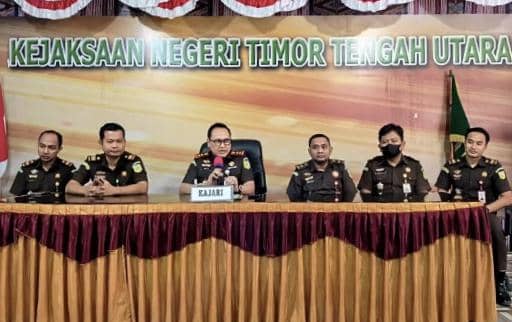 Beberapa pejabat Kejaksaan Negeri Timor Tengah Utara duduk di meja konferensi pers membahas kasus Perumda Air Minum TTU.