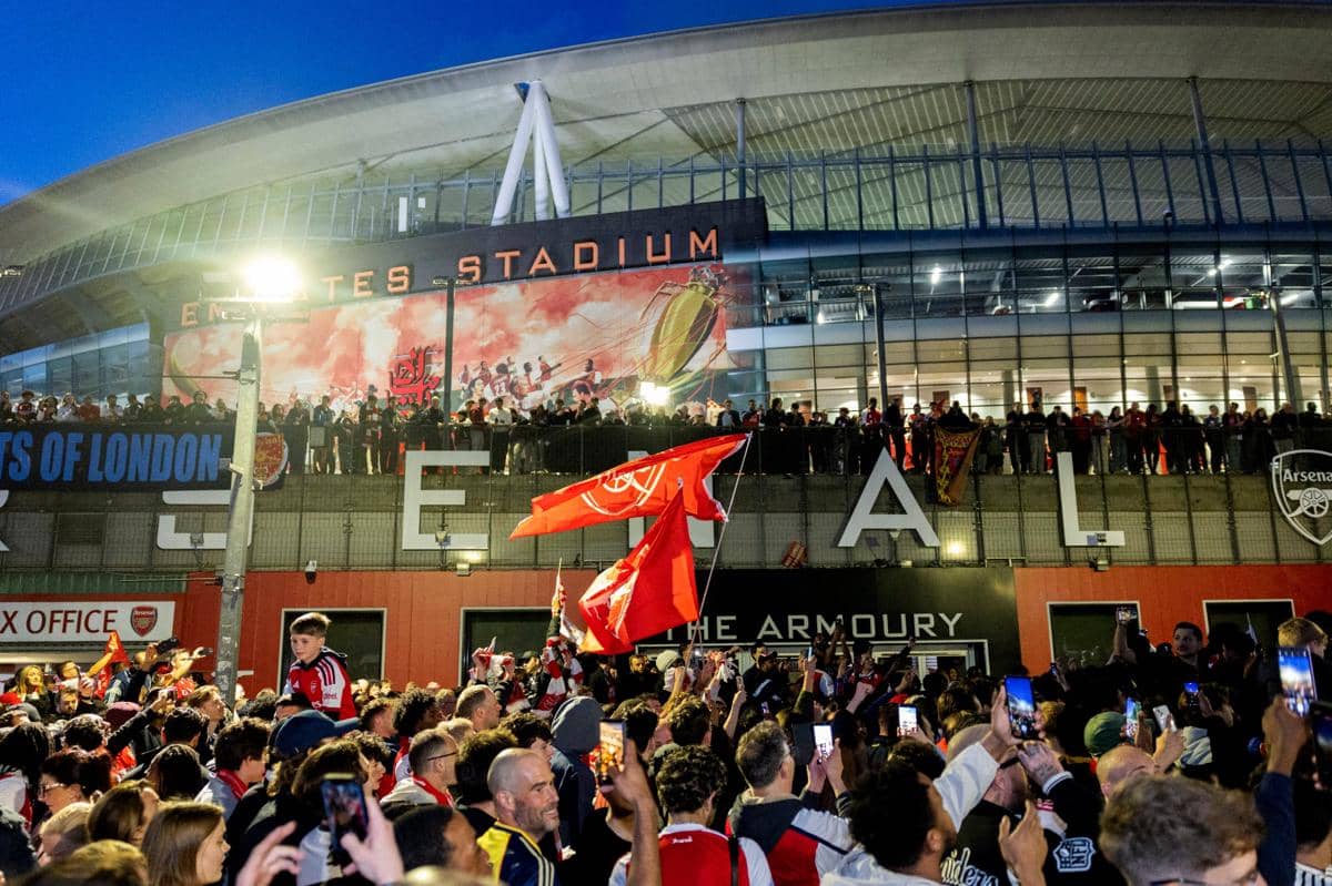 Suporter Arsenal merayakan gelar Premier League musim 2025/26 di London (AFP / Brook Mitchell)