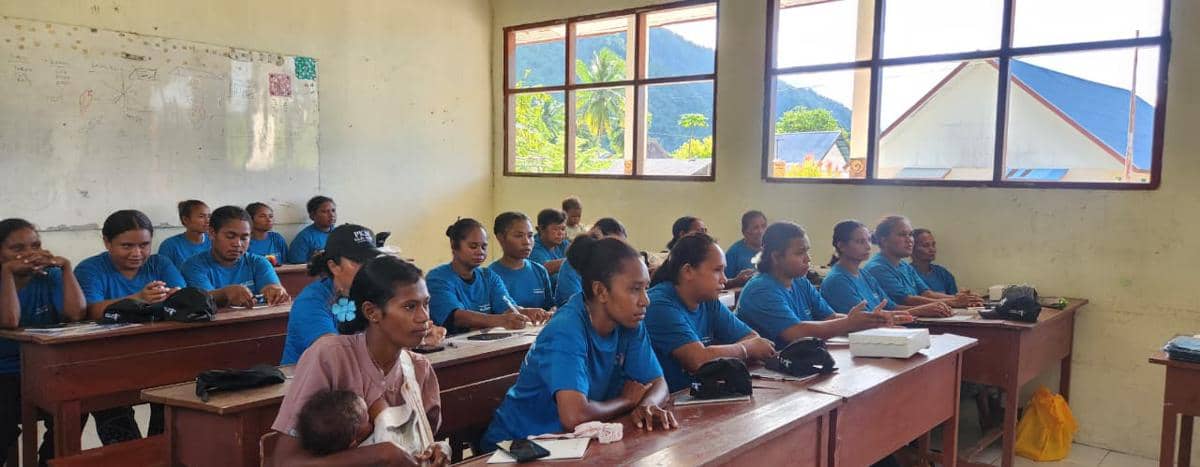 . Peserta PKM Poltekpar Makassar mengikuti sesi materi pengelolaan desa wisata bahari berkelanjutan di Kampung Sawundarek, Raja Ampat. (Dok.