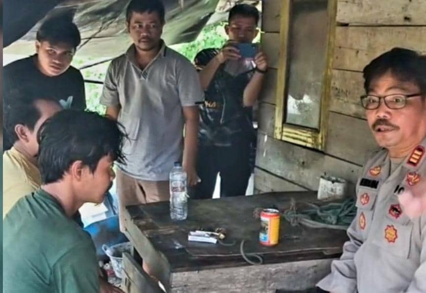 Proses penyerahan tersangka penembakan di Musi Rawas kepada pihak kepolisian.