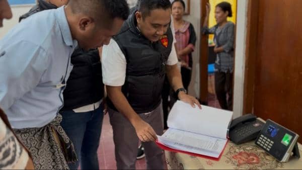 Beberapa jaksa memeriksa berkas dokumen di atas meja saat penggeledahan terkait kasus Perumda Air Minum TTU di sebuah ruangan kantor.
