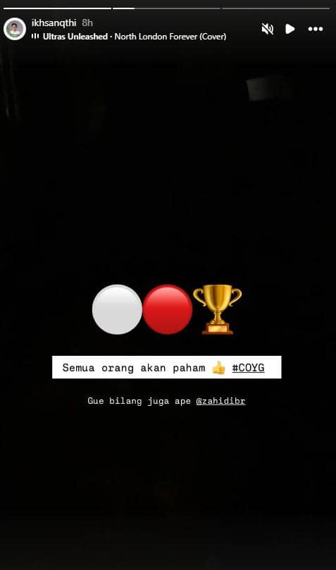 Unggahan Instagram berisi emoji bendera Indonesia dan piala dengan teks dukungan untuk Arsenal disertai tagar COYG.