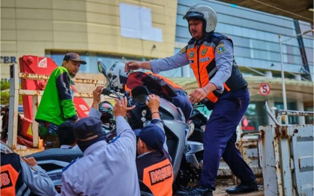 Puluhan Motor yang Parkir Liar di Kawasan Setiabudi Diangkut Dishub